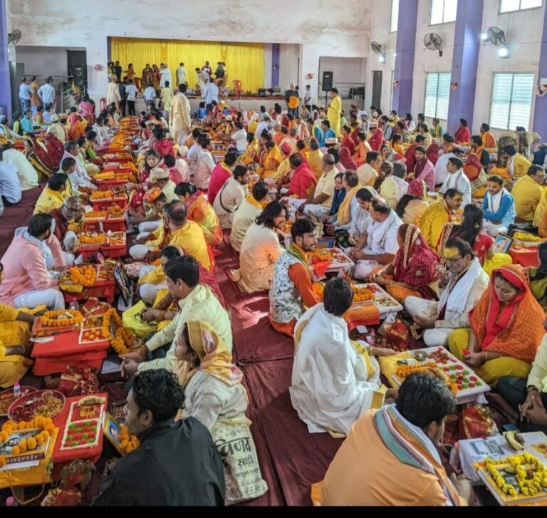 कथा वाचन:श्रीमद भागवत कथा का कलश यात्रा के साथ शुभारंभ, श्रद्धालुओं ने लिया कथा का आनंद