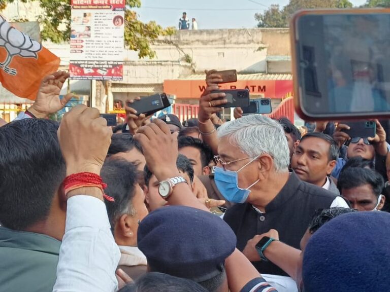 प्रदर्शनकारियों के बीच स्वंय पहुंच गए सिंहदेव,दिलाया उचित कार्रवाई का भरोसा