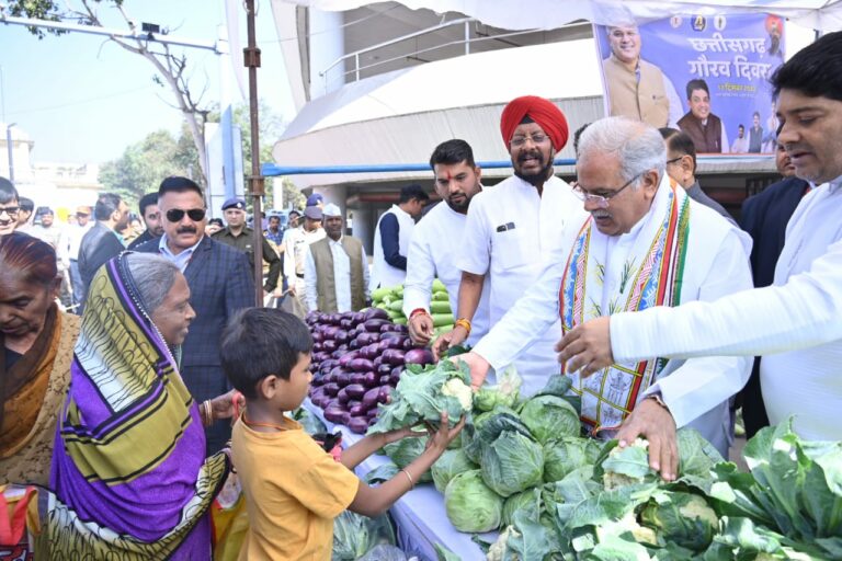 मुख्यमंत्री  भूपेश बघेल ने  जरूरतमंद लोगों को  स्टॉल से सब्जियों का निःशुल्क वितरण किया।