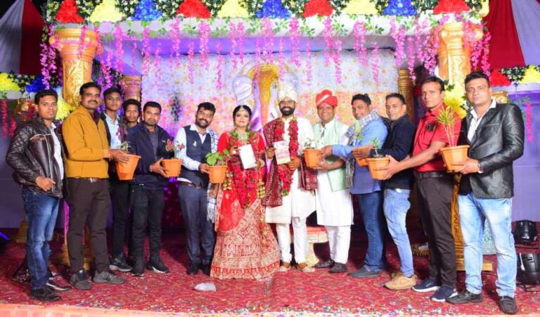 101 पौधों के साथ विदा हुई महतो परिवार में तीसरी बेटी, मेहमानों को रिटर्न गिफ्ट में मिले पौधे