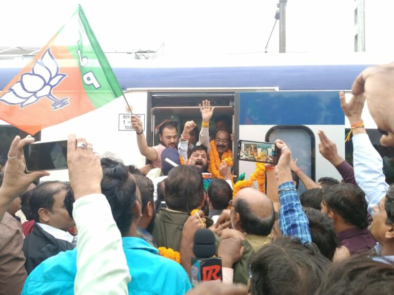 देश की सबसे तेज ट्रेन ‘वंदेभारत’ का तिल्दा स्टेशन पर जोरदार स्वागत, विधायक ने हरी झंडी दिखाकर किया रवाना