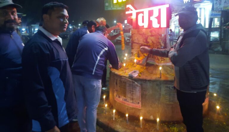 विजय दिवस की 51वीं वर्ष गांठ पर पूर्व सैनिकों ने कैंडल जलाकर शहीदों को दी श्रद्धांजलि