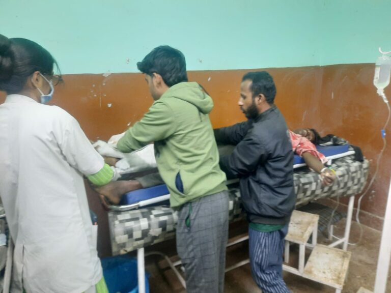 तिल्दा थाना के सामने हादसा;साइकिल सवार को ट्रक ने पीछे से मारी टक्कर, दाया पैर घुटने के नीचे से कुचलकर  हो गया अलग