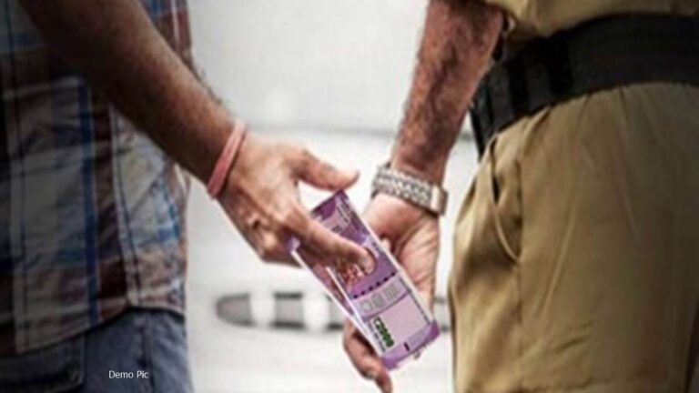 थाने के सामने ही वसूली,9 लाइन अटैच