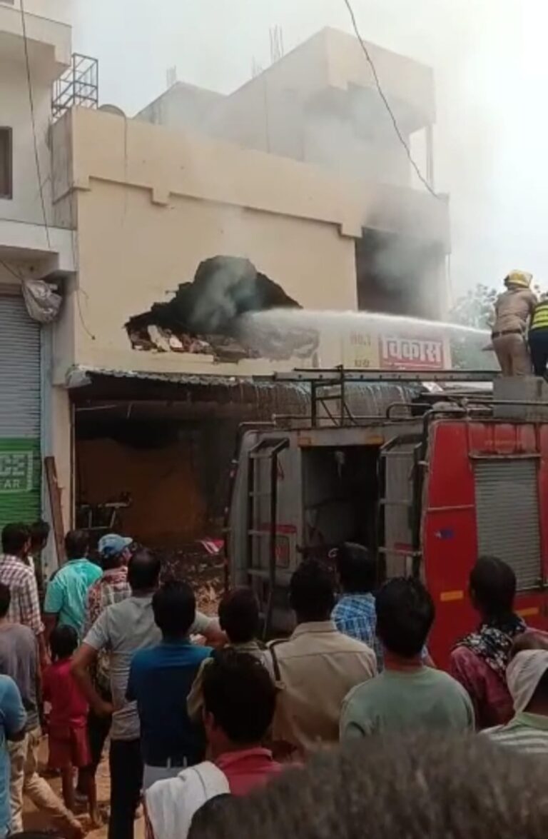 बलौदाबाजार के अंबेडकर चौक पर स्थित विकास किराना. जनरल एवं कैलाश ट्रेडर्स में लगी भीषण आग,लाखों का सामान जलकर हुआ राख;