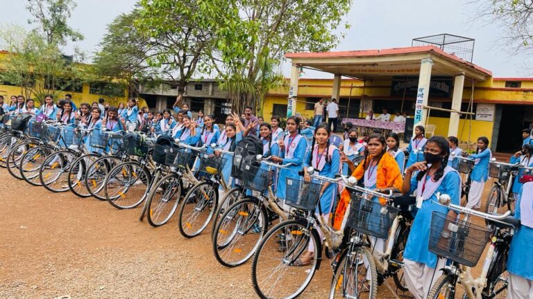 नि:शुल्क सरस्वती साइकिल योजना: 69 बालिकाओं को दी गई साइकिल