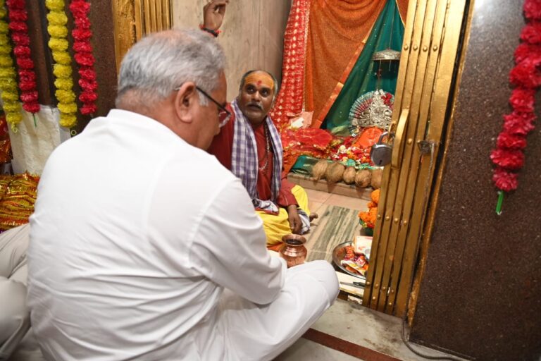 मुख्यमंत्री रविवि परिसर में स्थित माँ बंजारी शक्ति पीठ पहुंचे