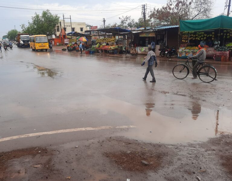 मौसम हुआ खुशनुमा,बारिश के साथ चली ठंडी हवाएं