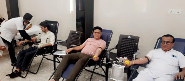 सिंधु एकता समिति के तत्वाधान में रक्त दान शिविर;जरूरतमंदों के लिए 139 लोगों ने दान किया रक्त,  राम गिडलानी ने कहा – अन्नदान, राशि दान से महत्वपूर्ण है रक्तदान