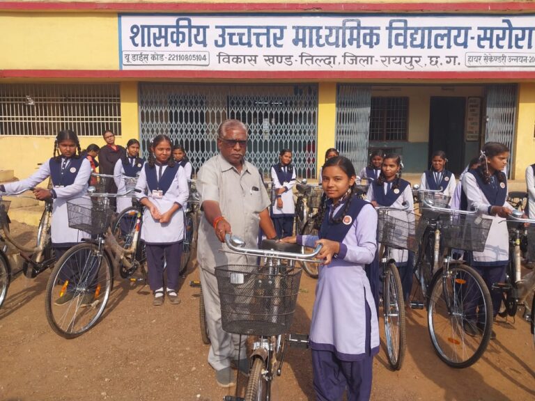 सरोरा में 9 वीं कक्षा में पढ़ने वाली 35 बेटियों कोसरपंच ने बाटी  साइकिल