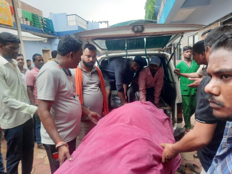 तिल्दा के जलसों में घर में घुसकर पिता.पुत्र पर चाकू से हमल,,पिता की मौत,बेटा आईसीयू में ,आरोपी फरार