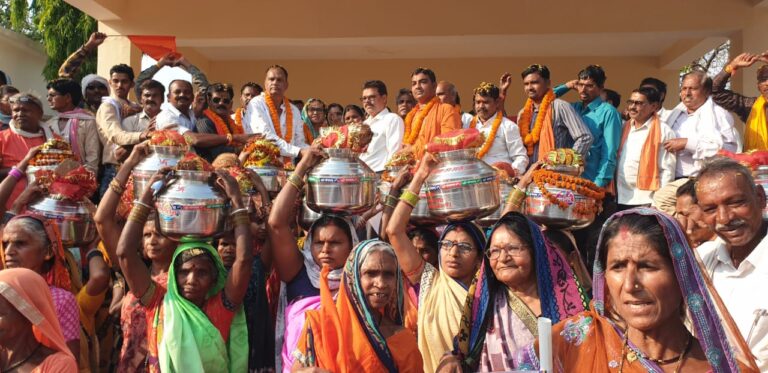 दशक पुरानी मांग;कुम्हारी बांध की जल भराव क्षमता बढ़ाने और गुर्रा तक नहर का विस्तार करने की मांग को लेकर निकाली गई पद यात्रा का समापन,ज्ञापन और कुम्हारी जलाशय से भरा कलश तहसीलदार को सौपा गयाद यात्रा का समापन,