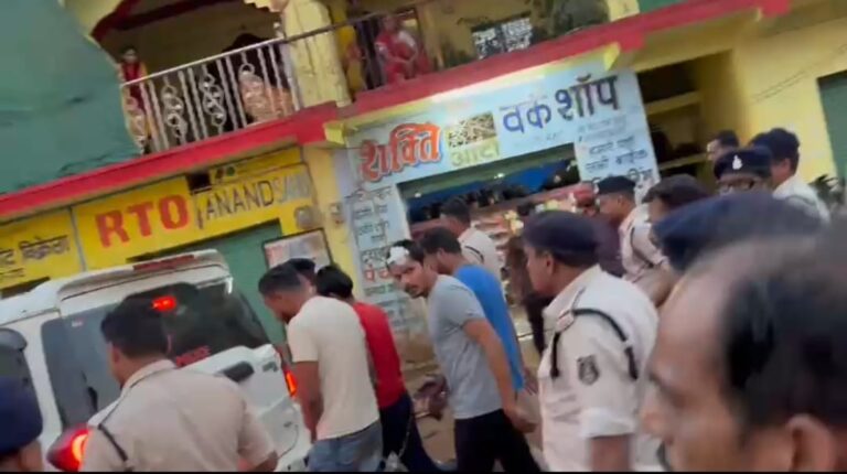 गुंडागर्दी पाप है, पुलिस हमारी बाप-है, जिस गांव में वारदात को दिया था अंजाम, वही रहम की भीख मांगते नजर आए अपराधी..