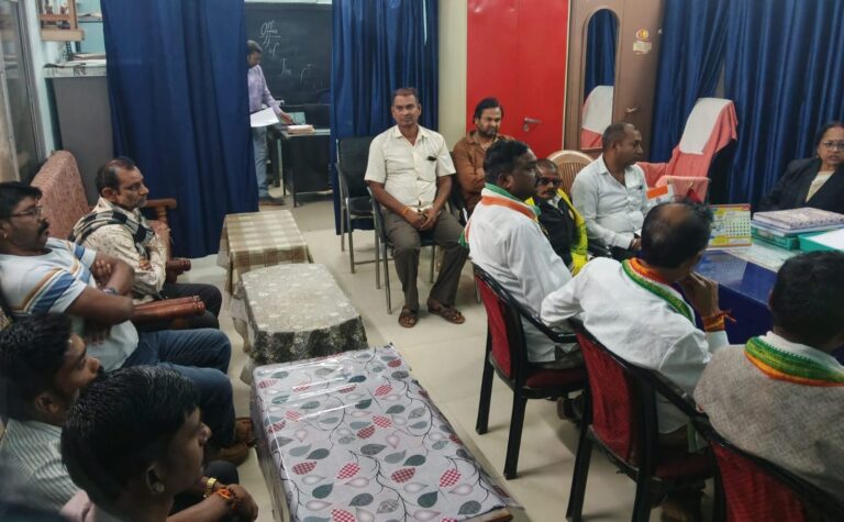 कांग्रेस कार्यकर्ताओं ने शहर के आत्मानंद स्कूल का निरीक्षण कर, भाजपा पर साधा निशाना