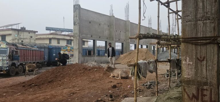 अमृत भारत स्टेशन योजना: तिल्दा नेवरा रेलवे स्टेशन के पुनर्विकास का काम धीमा, निर्माण कार्य अवधि समाप्त के बाद भी 50 प्रतिशत कार्य अपूर्ण