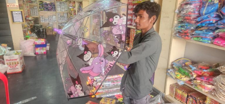 छतरी खुलते ही होगी रंगो की बौछार ..बंदूक वाली पिचकारी का ट्रिगर दबाने पर रंग निकलने के साथ सुनाई देंगे  होली के फिल्मी गाने