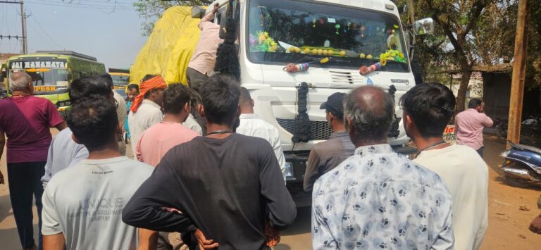 तिल्दा में ट्रेलर ने बाइक सवार को कुचला, मौत:पहिए के नीचे आया सिर, 