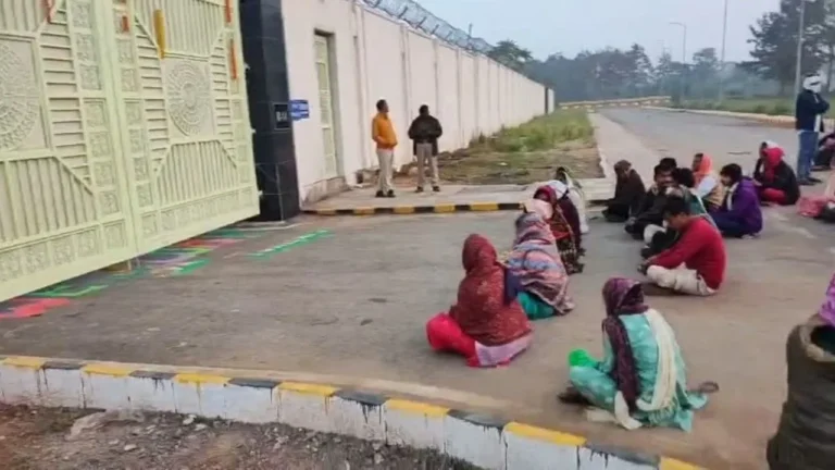 सहायक शिक्षक भर्ती की मांग को लेकर प्रदर्शन कर रहे डीएड अभ्यार्थी आधी रात शिक्षा मंत्री के बंगले पहुंचे.