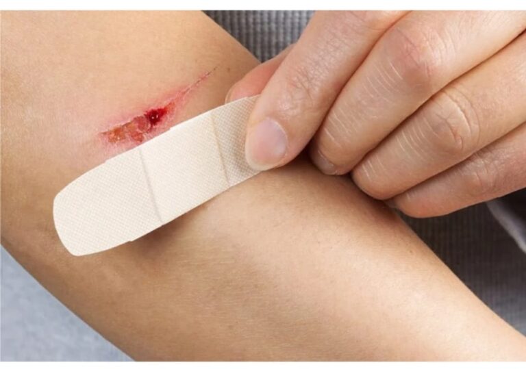 सरकारी स्कूल के 35 छात्रों ने अपने ही हाथों को ब्लेंड, कांटों और पिन से काटा : पेरेंट्स दहशत में..