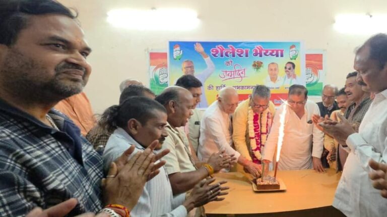 कांग्रेस कार्यकर्ताओं ने मनाया शैलेश नितिन त्रिवेदी का जन्मदिन:कांग्रेस भवन गूंजा ‘हैप्‍पी बर्थडे’