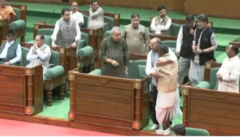 जेल से छूटने के बाद आज विधानसभा पहुंचे कवासी लखमा, सदन में BJP नेताओं से मिले गले,