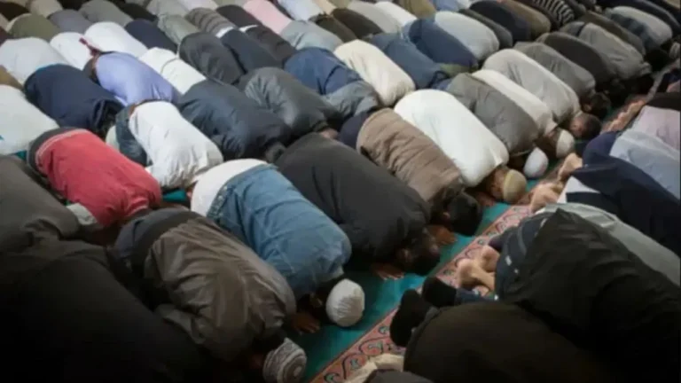 रमजान का आखिरी जुमा:नेवरा जामा मस्जिद में उमड़ी अकीदतमंदों की भीड़, अदा की गई नमाज.