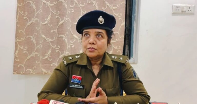 माना से फ्लैग मार्च करते तिल्दा पहुंची SP श्वेता सिन्हा: बोली-होली में कानून-व्यवस्था बिगाड़ने वालों पर होगी कड़ी कार्रवाई