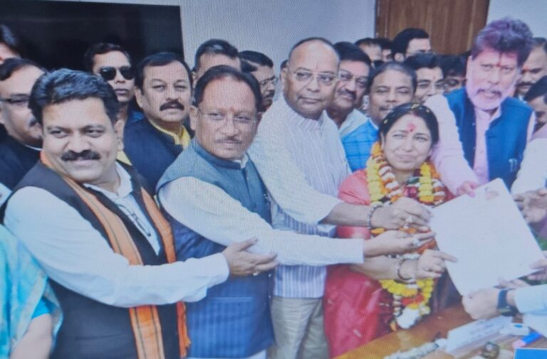 छत्तीसगढ़ राज्यसभा चुनाव, भाजपा प्रत्याशी लक्ष्मी वर्मा और कांग्रेस प्रत्याशी फूलों देवी नेताम ने भरा पर्चा