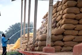 धान खरीदी केंद्र में धान की बोरियों में डाला जा रहा था पानी!कलेक्टर का बड़ा एक्शन, BJP विधायक बोले- कांग्रेस का खेल?